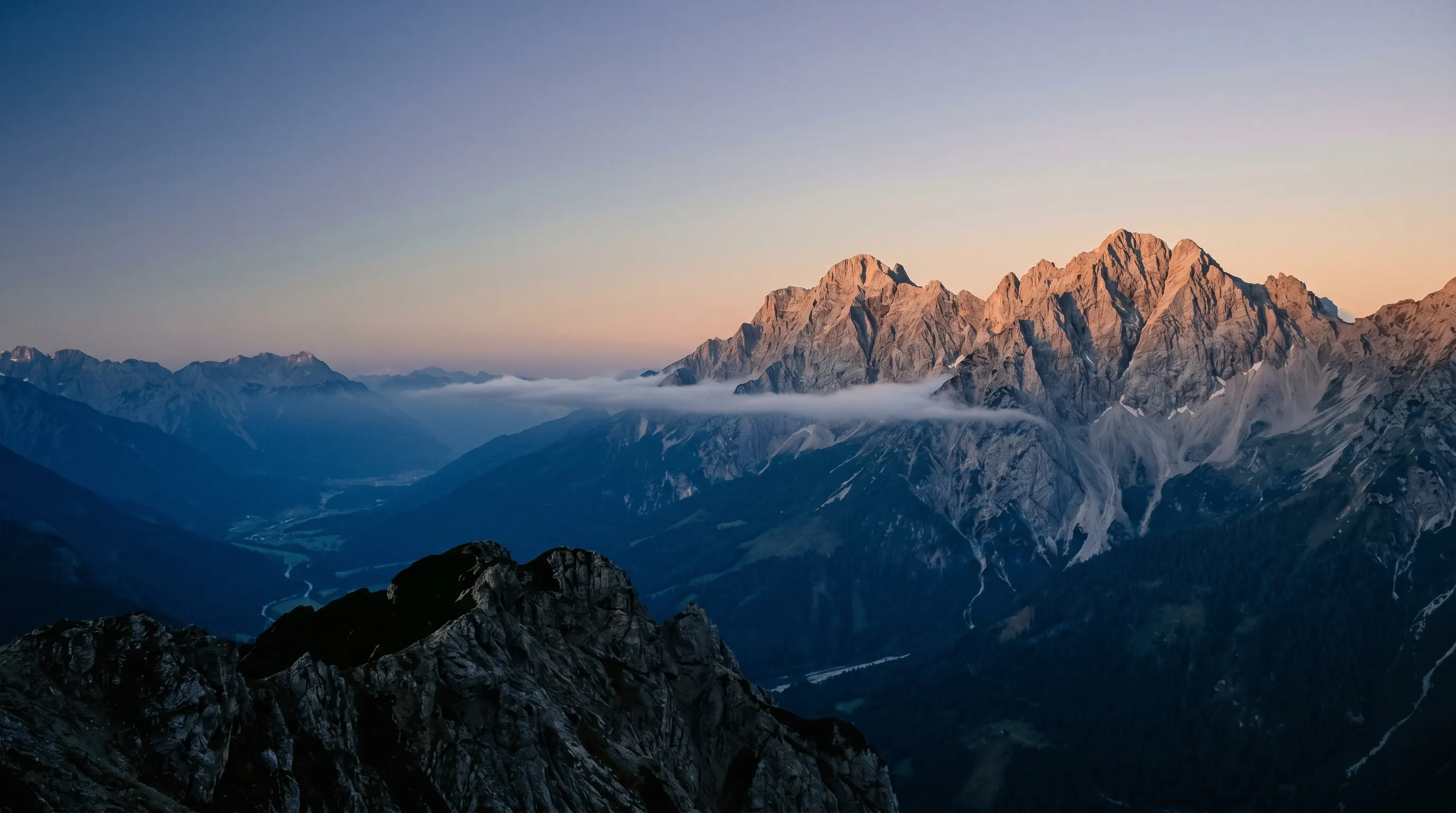 Cumbres calcáreas del Karwendel a la primera luz, Tirol, Austria